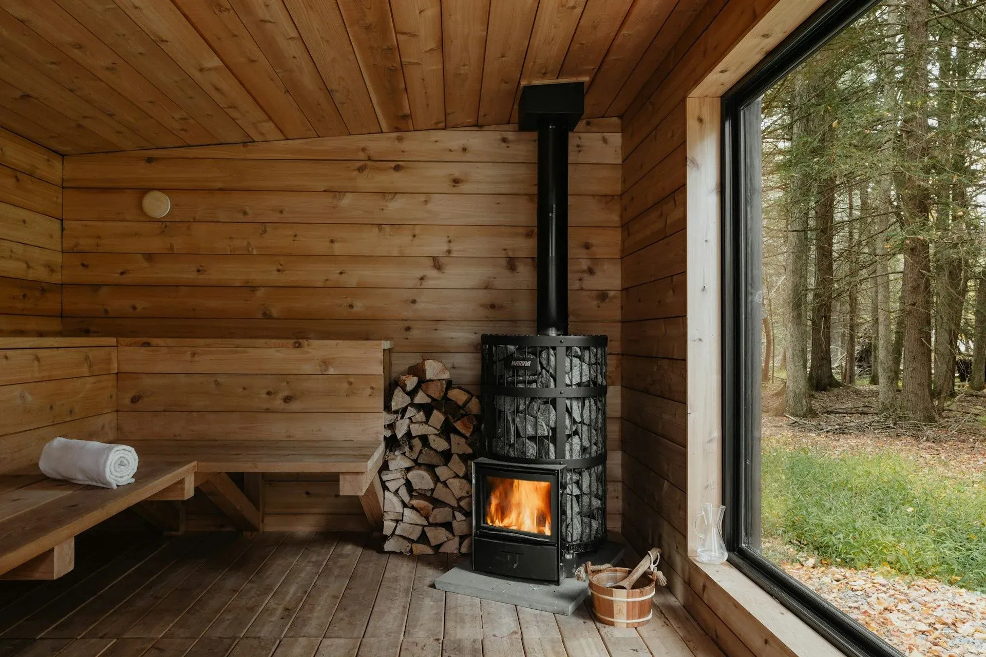 Cabane sauna en bois dans la nature