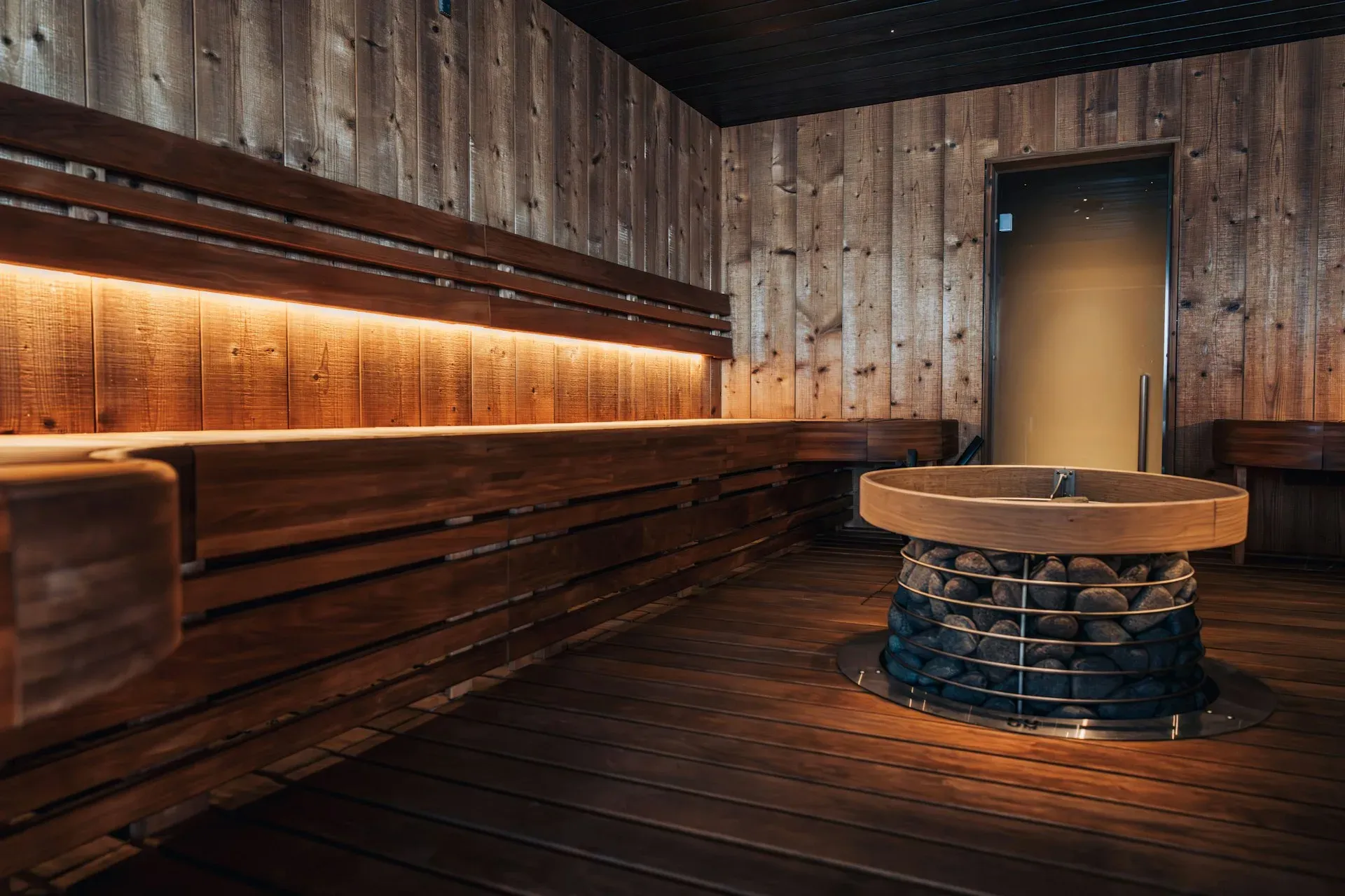 Intérieur de sauna finlandais traditionnel